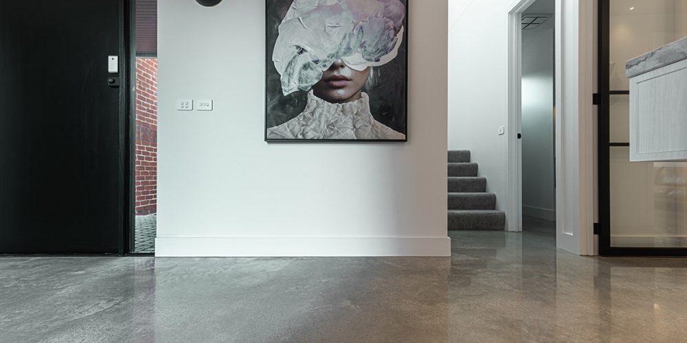 High Gloss Geoshine TM, Surface Polish, Quartz with white oxide and an off-white base.